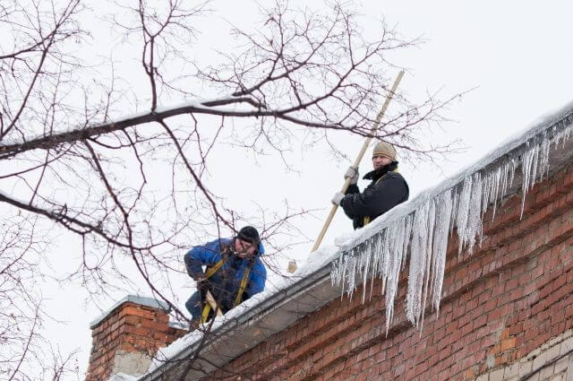 Опасные сосульки и снежные шапки на крышах в Барановичах МЧС